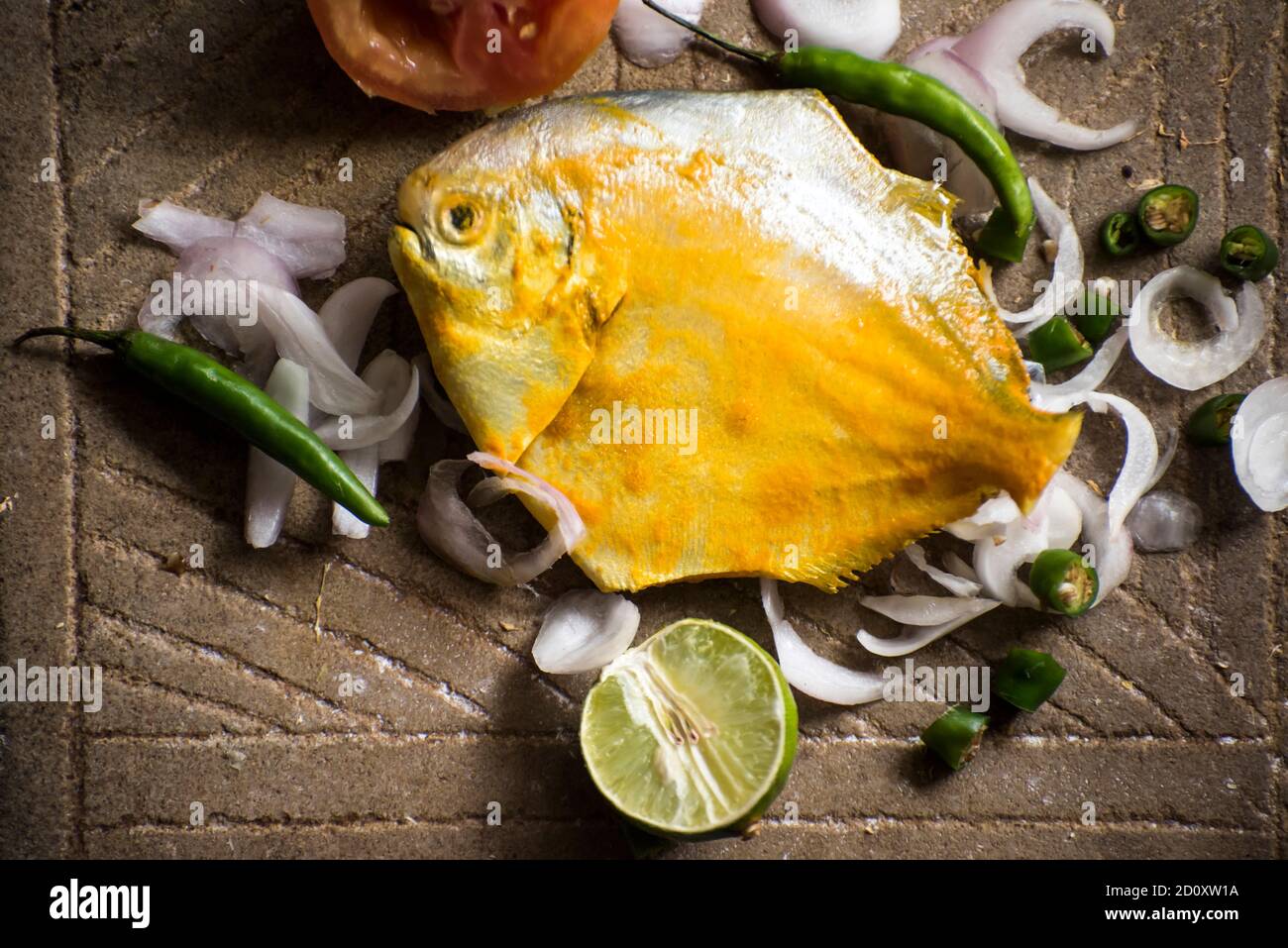 Gros plan du poisson de pamphlet prêt à cuisiner en se posant sur le vol rez-de-chaussée Banque D'Images