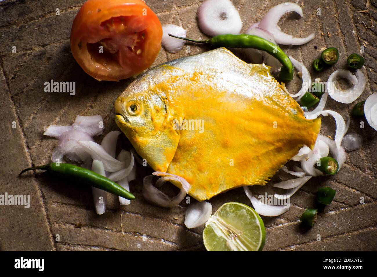 Gros plan du poisson de pamphlet prêt à cuisiner en se posant sur le vol rez-de-chaussée Banque D'Images