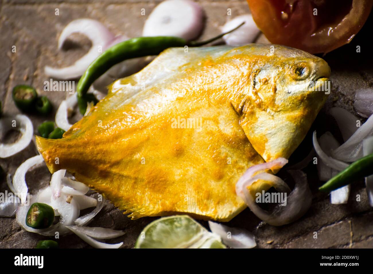 Gros plan du poisson de pamphlet prêt à cuisiner en se posant sur le vol rez-de-chaussée Banque D'Images