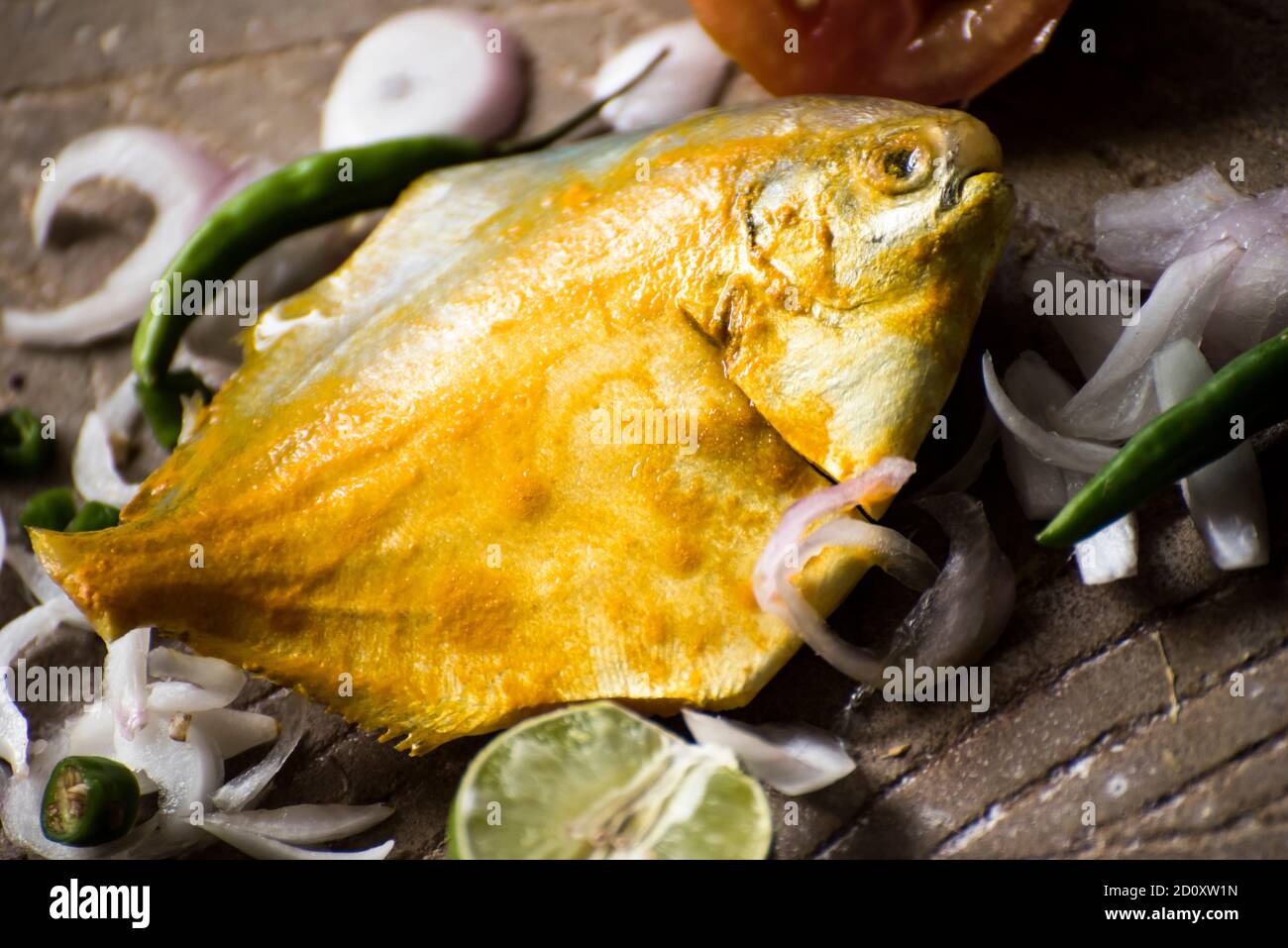 Gros plan du poisson de pamphlet prêt à cuisiner en se posant sur le vol rez-de-chaussée Banque D'Images