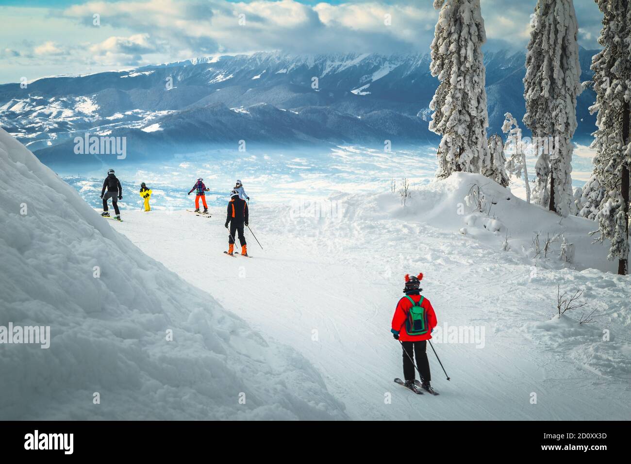 Superbes arbres enneigés et paysages d'hiver. Skieurs actifs ski alpin à Poiana Brasov station de ski, Transylvanie, Roumanie, Europe Banque D'Images