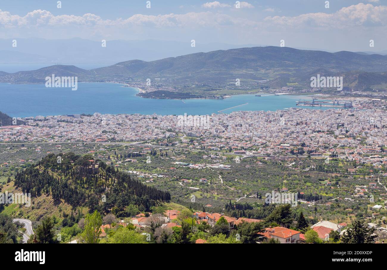 Vue sur la ville de Volos depuis le mont Pélion, Grèce. Banque D'Images