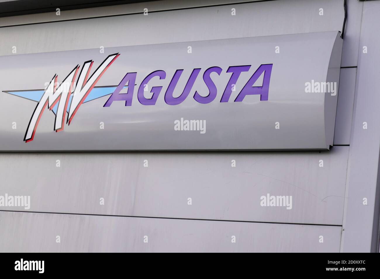 Bordeaux , Aquitaine / France - 09 25 2020 : MW Agusta texte sgn et logo moto avant de la concession moto moto Banque D'Images