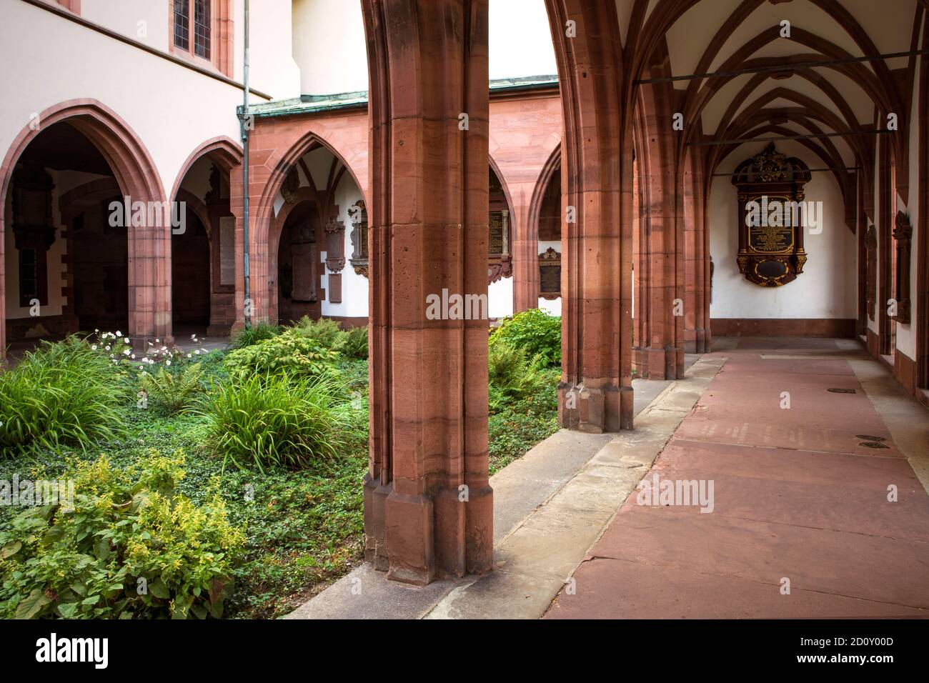 Vue sur le cloître intérieur, l'arcade avec les collumns et le jardin de la cour. Cathédrale de Bâle, Suisse. Banque D'Images