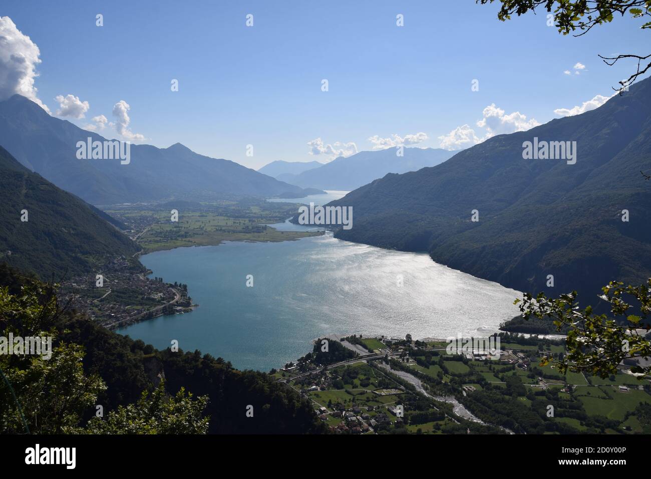 Il lago di Mezzola (en lombardo Lagh de Mezzoeula) È posto un
