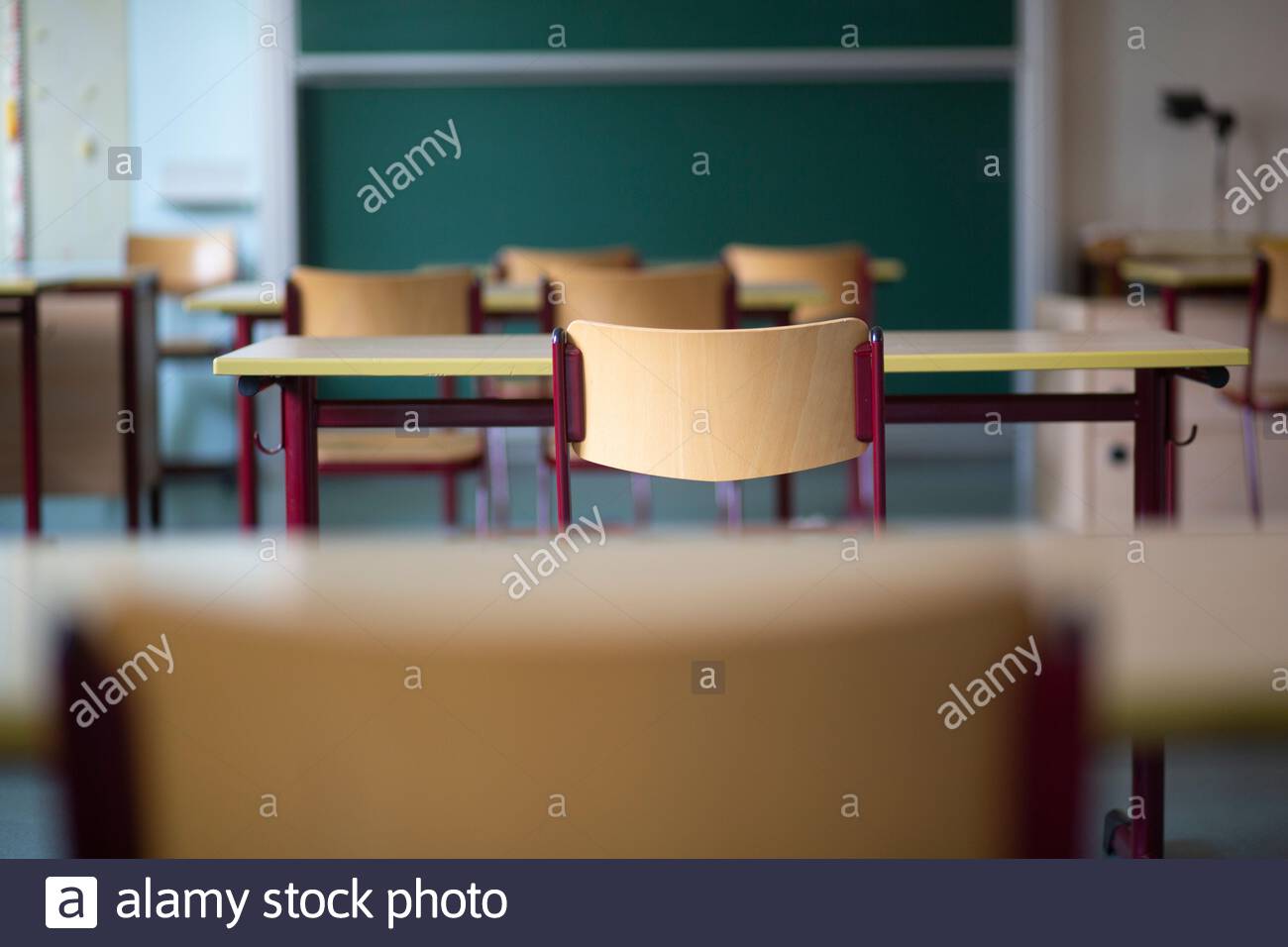 Une classe d'école vide d'étudiants en Bavière, en Allemagne, alors que les chiffres de Covid-19 s'élèvent à nouveau, jetant le doute sur la capacité des écoles à rester ouvertes Banque D'Images