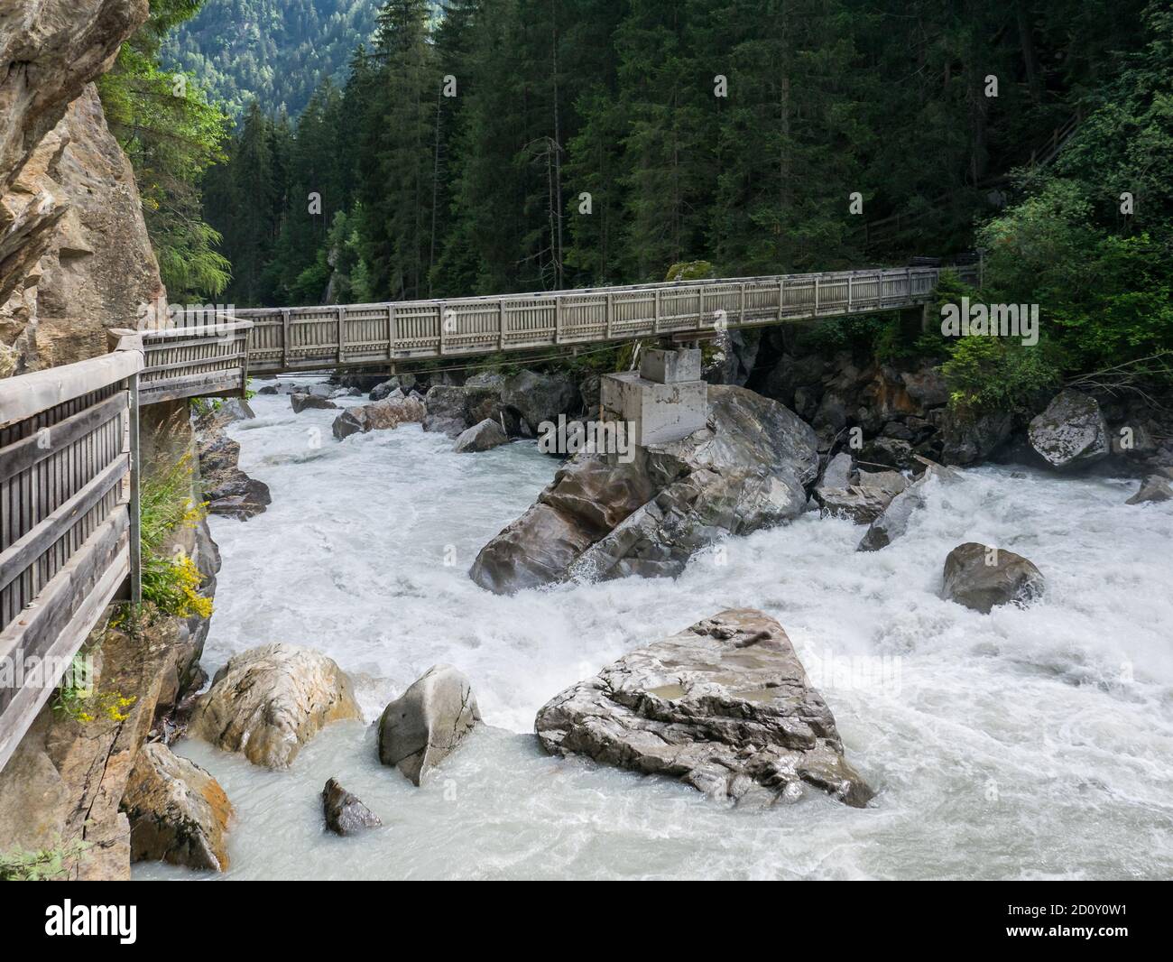 Vue sur le pont Weller au-dessus de la rivière Oetztaler Ache, Oetz, Tyrol, Autriche Banque D'Images