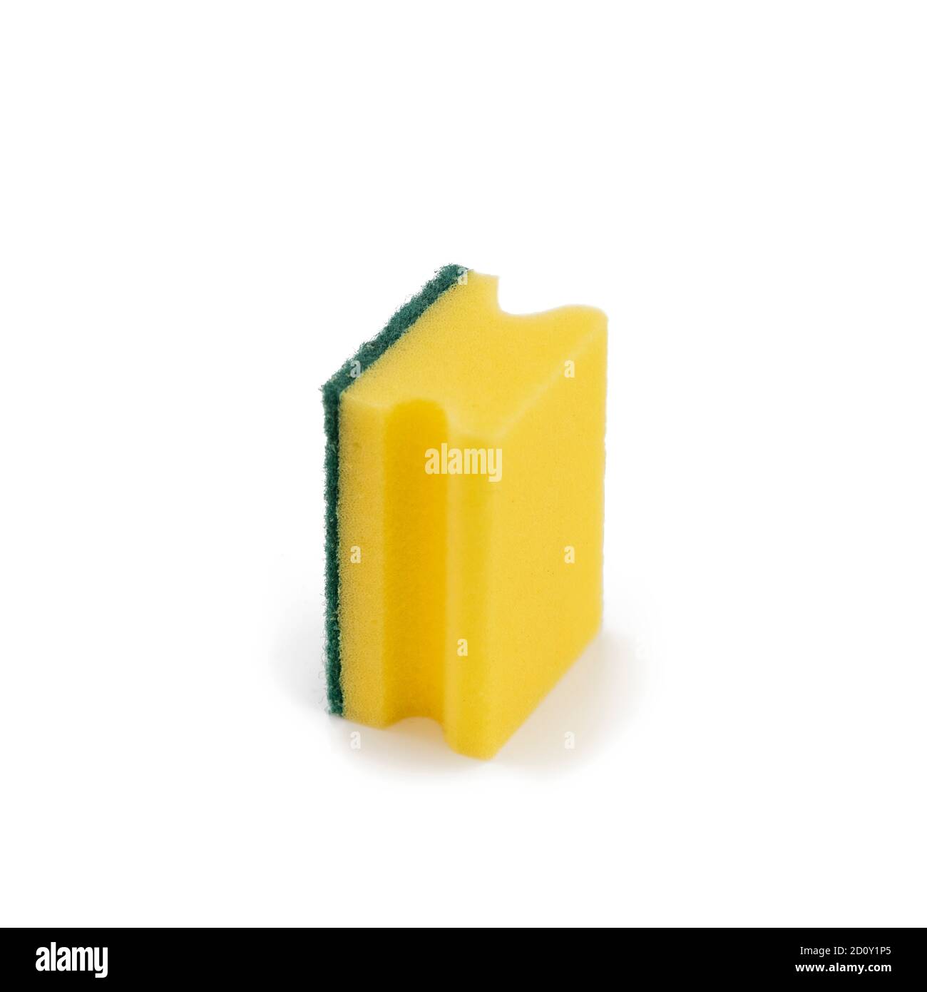 Eponge à vaisselle jaune isolée sur surface blanche Banque D'Images