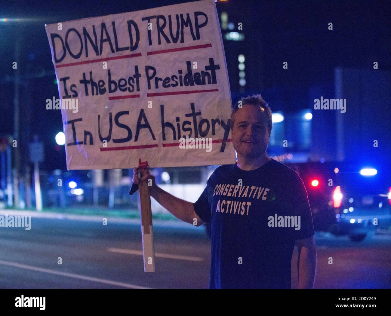 L'activiste conservateur avec Donald Trump signe au Walter Reed National Military Medical Center à Bethesda, Maryland.3 OCTOBRE 2020 Banque D'Images