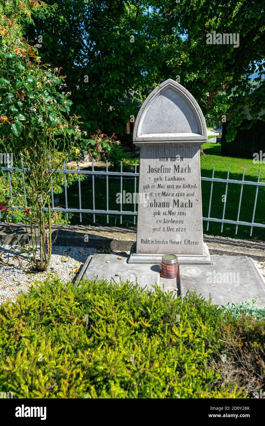 Pierre tombale familiale sur un cimetière de chantier Banque D'Images