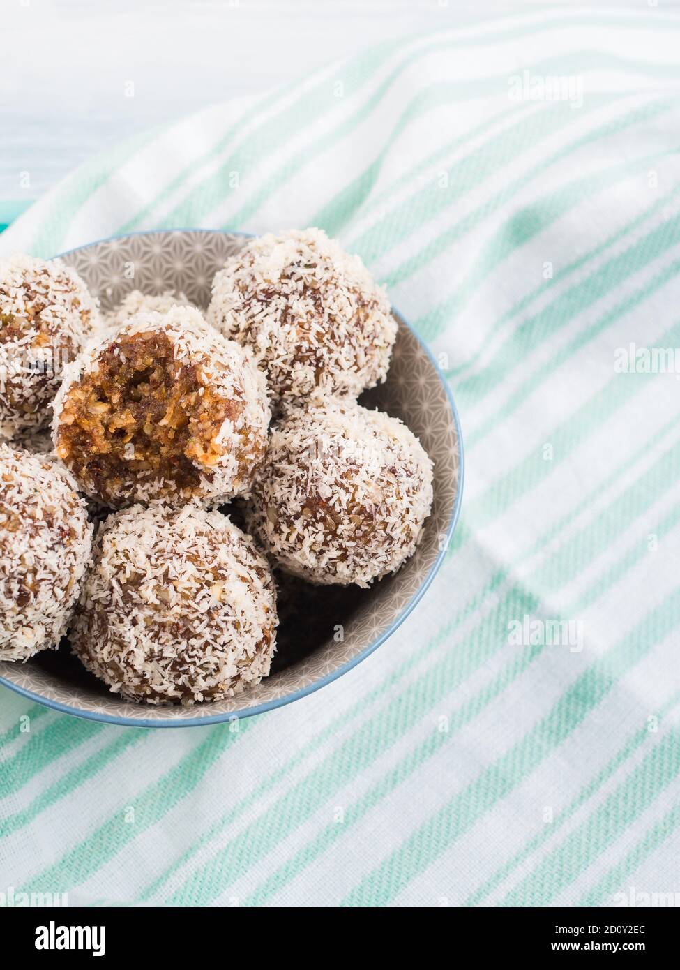 Boules de protéines d'énergie avec des flocons de noix de coco Banque D'Images