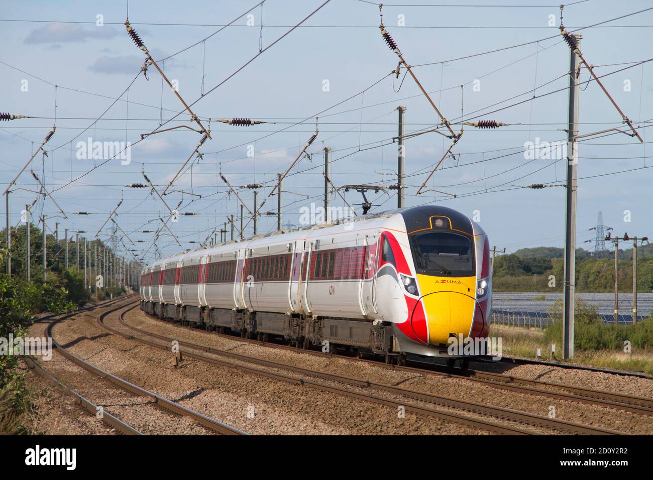 Une unité multiple de classe 801 Azuma electro-diesel numéro 801230 qui travaille un SERVICE DE LNER le long de la ligne principale de la côte est à Sandy. Banque D'Images