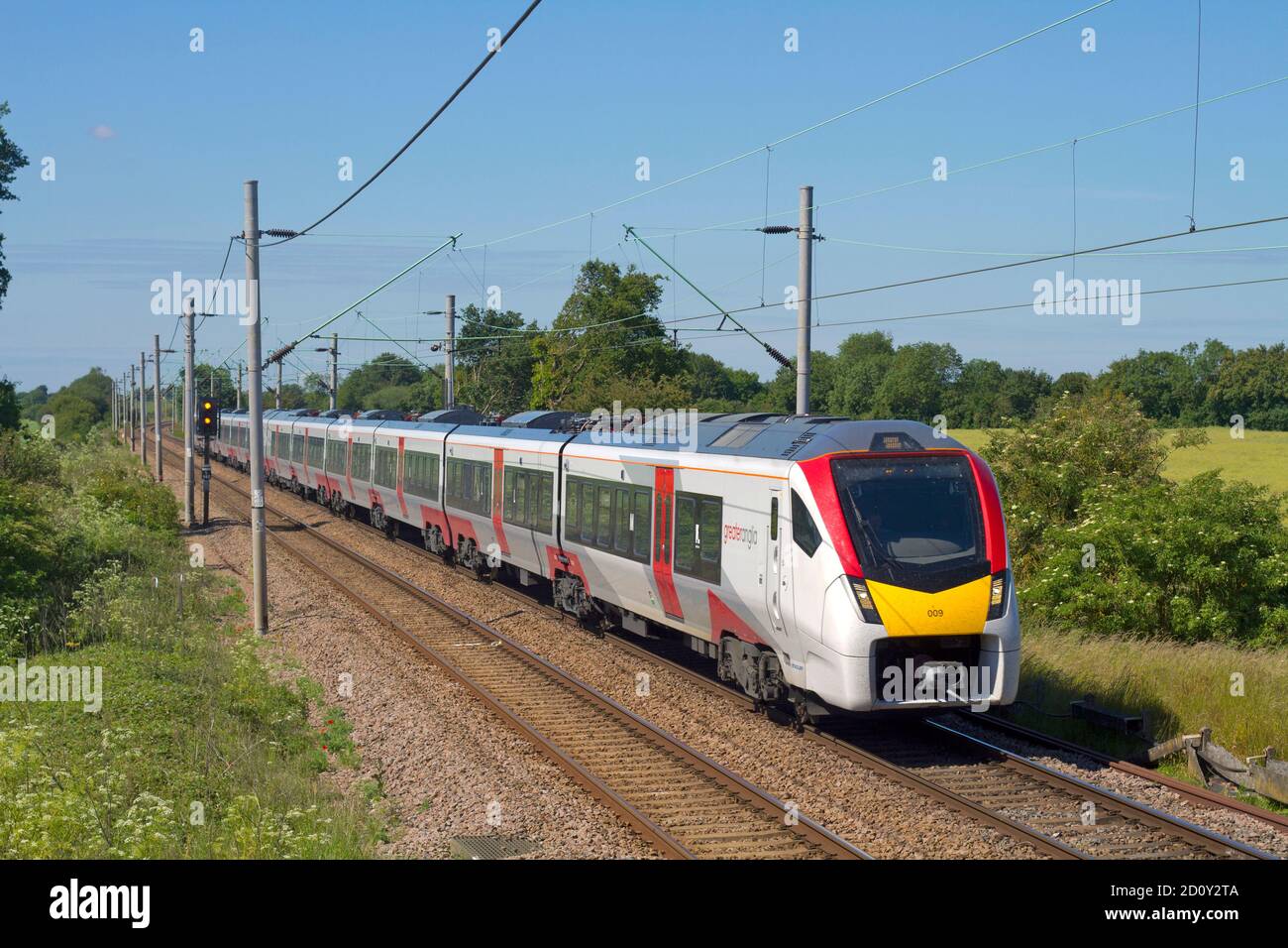 Une nouvelle unité multiélectrique interurbaine Stadler Flirt de classe 745 numéro 745009 qui travaille un service du Grand Anglia à long Green près de Marks Tey. Banque D'Images