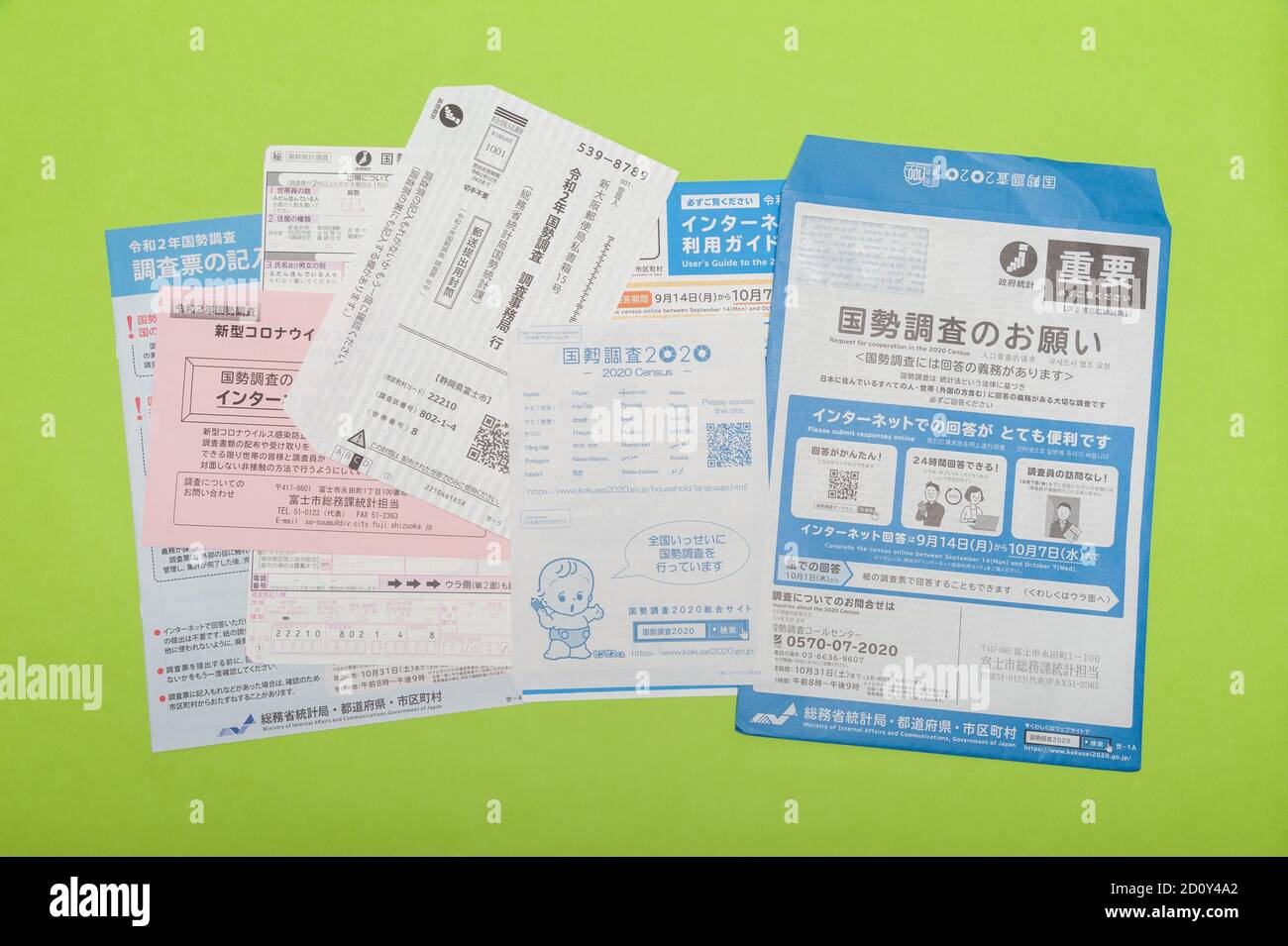 Fuji City, Shizuoka-Ken, Japon - 4 octobre 2020 : questionnaire, formulaires et enveloppes liés au Recensement de 2020 au Japon. Isolé sur fond vert Banque D'Images