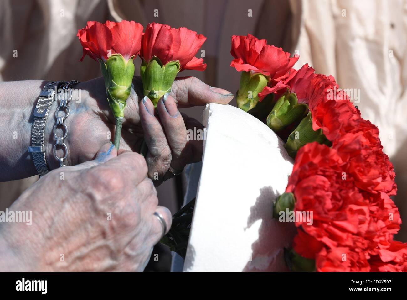 Barcelone, Espagne. 03ème octobre 2020. Une femme prépare un bouquet de fleurs lors de la célébration du festival Roser de la Rambla. Le festival Roser a lieu chaque année sans échec depuis 1962. Les voisins de ce quartier dans le centre de Barcelone décorent des rues et des bâtiments avec des fleurs en l'honneur de la Vierge du Rosaire, Saint patron de la célèbre rue la Rambla. Crédit : SOPA Images Limited/Alamy Live News Banque D'Images