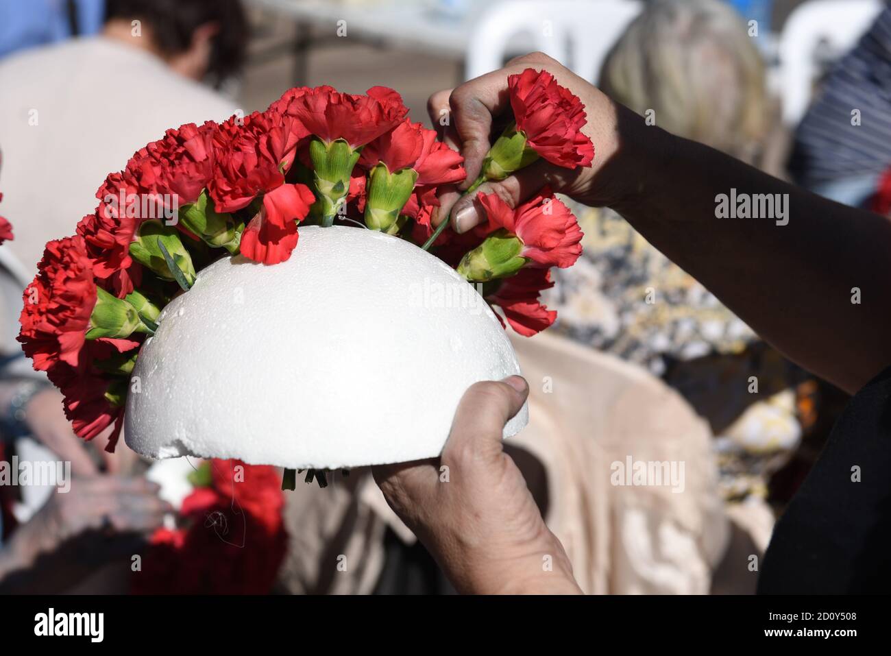 Barcelone, Espagne. 03ème octobre 2020. Une femme prépare un bouquet de fleurs lors de la célébration du festival Roser de la Rambla. Le festival Roser a lieu chaque année sans échec depuis 1962. Les voisins de ce quartier dans le centre de Barcelone décorent des rues et des bâtiments avec des fleurs en l'honneur de la Vierge du Rosaire, Saint patron de la célèbre rue la Rambla. Crédit : SOPA Images Limited/Alamy Live News Banque D'Images