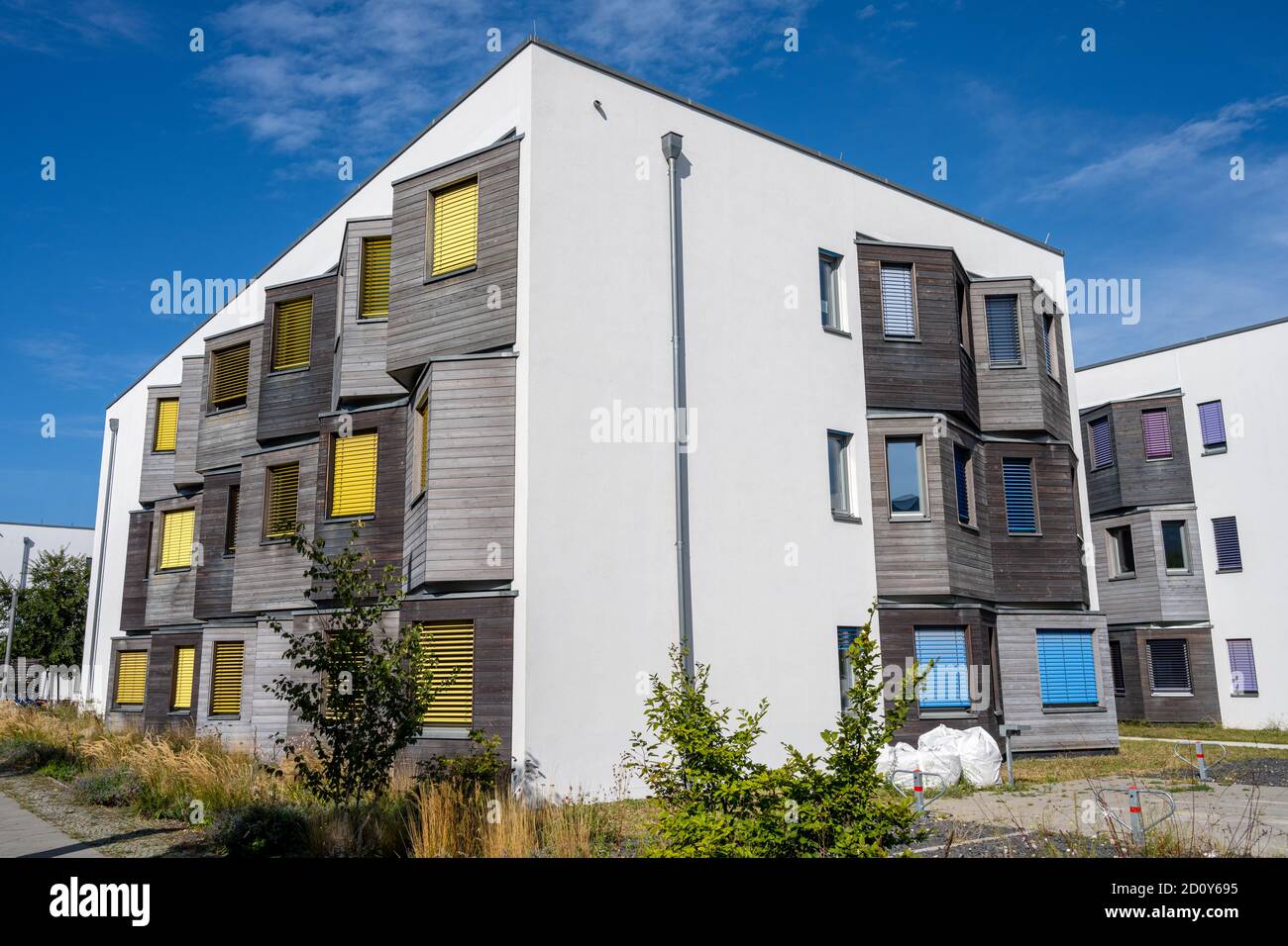 Maison d'appartements moderne avec une façade en bois en partie vue à Berlin, Allemagne Banque D'Images