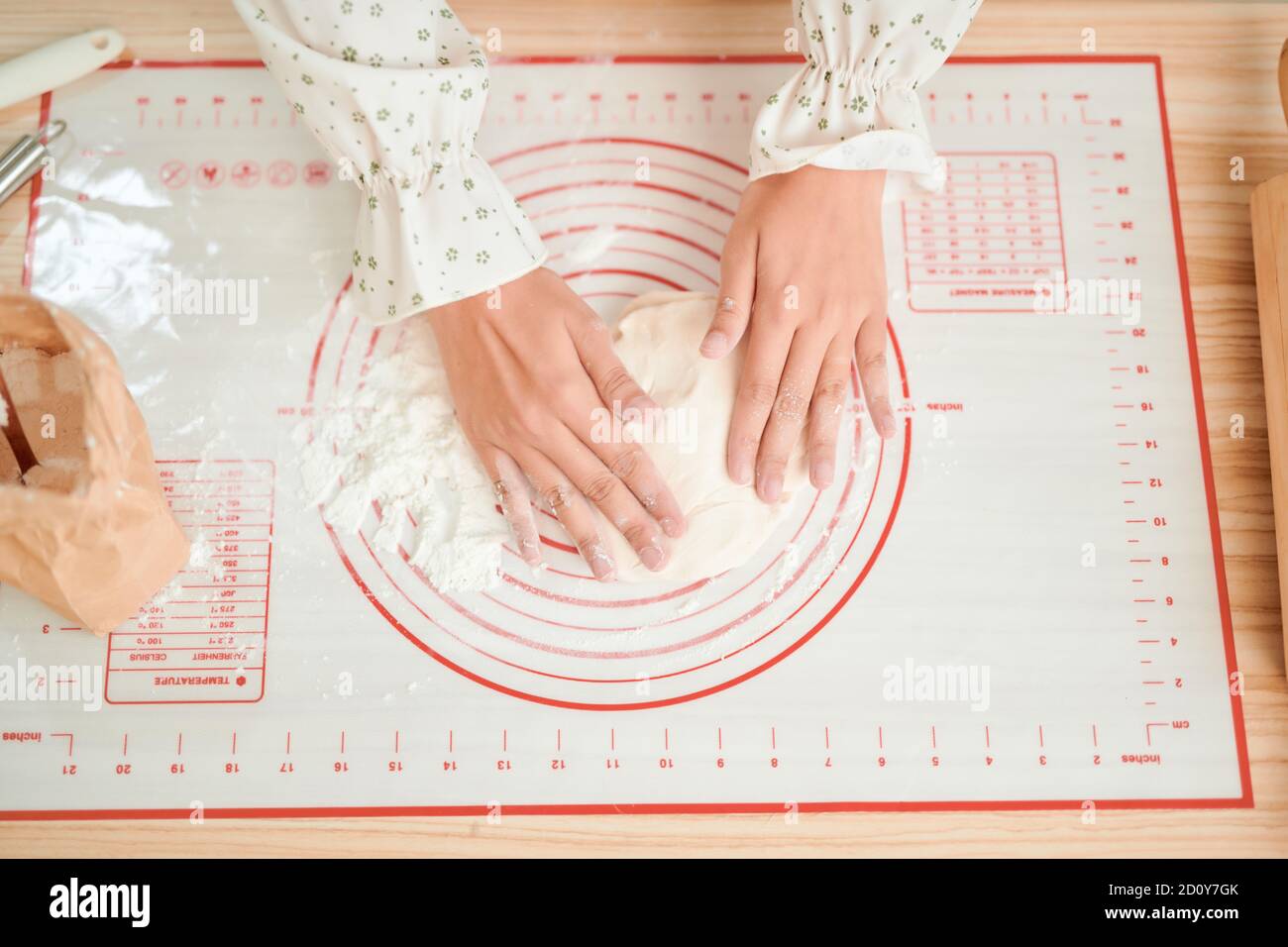 Femme prépare un gâteau pour la cuisson. Style instagram filtré et lumineux. Banque D'Images