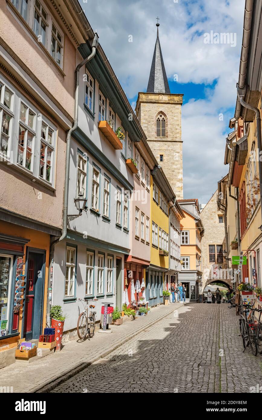 Vue sur la Kraemerbruecke (pont des marchands) jusqu'à la tour de l'Aegidienkirche, Erfurt, Thuringe, Allemagne, Europe Banque D'Images