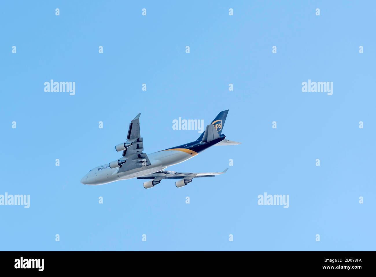 En regardant un avion UPS 747 air Freight, qui apporte du fret aérien à Sydney, en Australie, par beau temps Banque D'Images