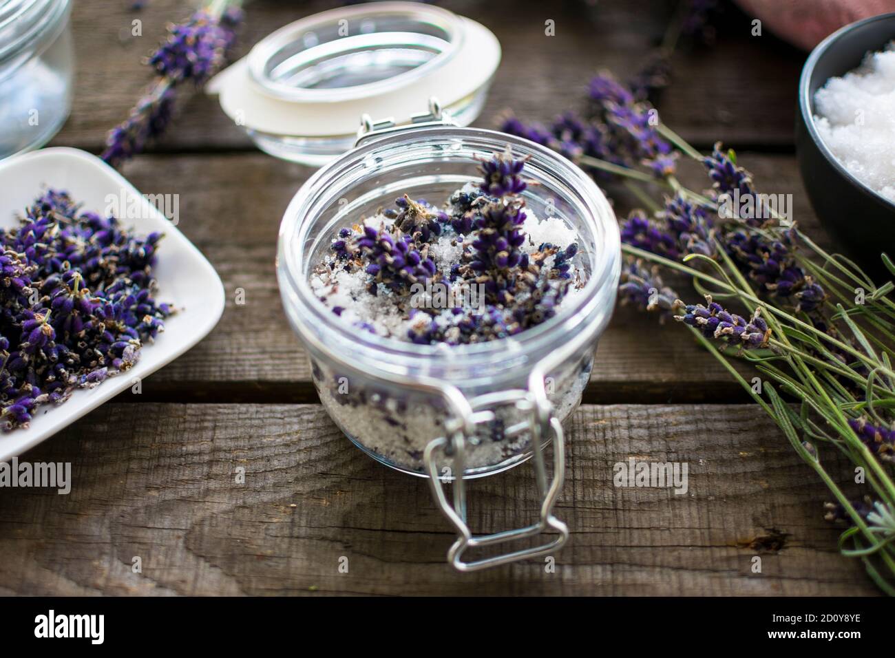 Cosmétiques naturels : sel de bain aromatique, lavande et fleurs fraîches Banque D'Images Cosmétiques naturels : sel de bain aromatique, lavande et fleurs fraîches Banque D'Images