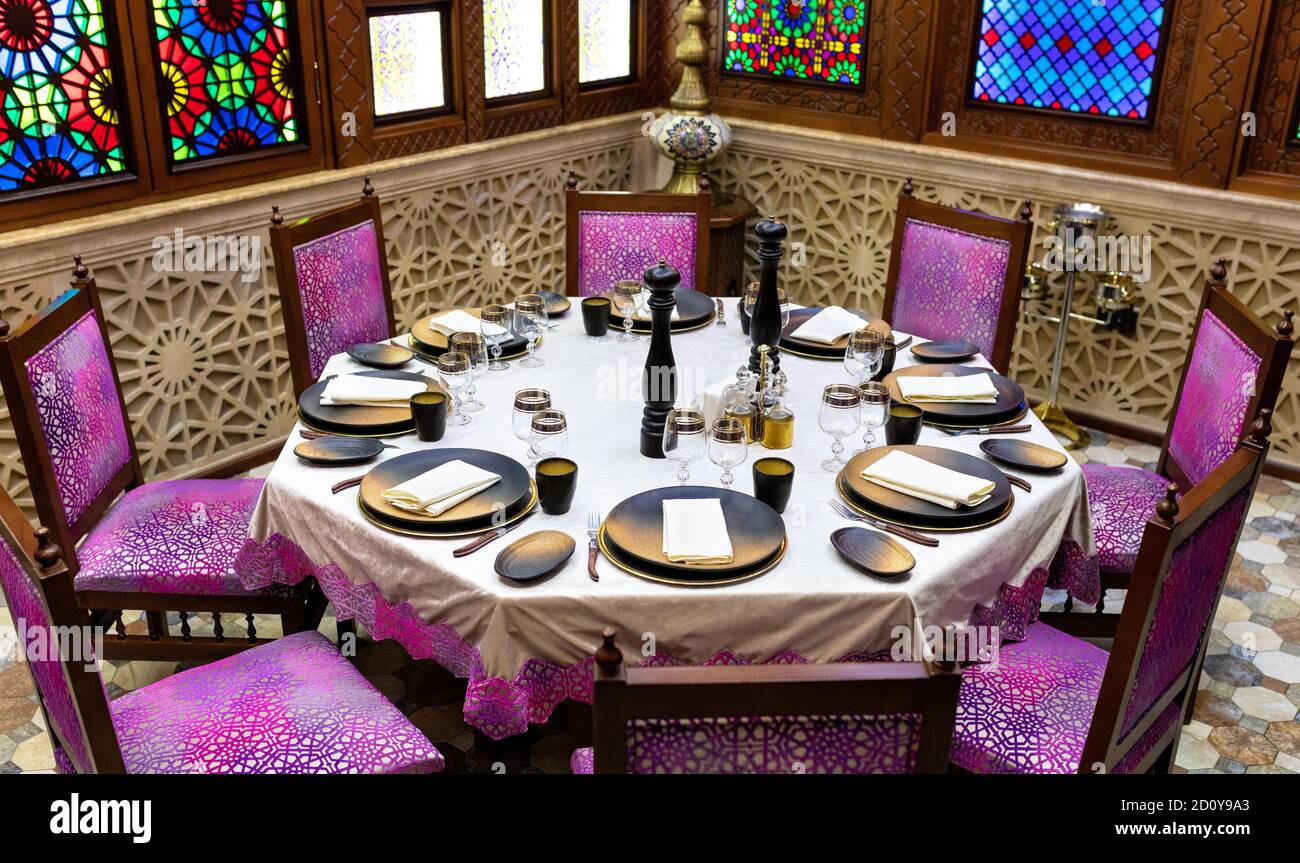 Intérieur d'une salle de restaurant arabe de style ancien Photo Stock -  Alamy