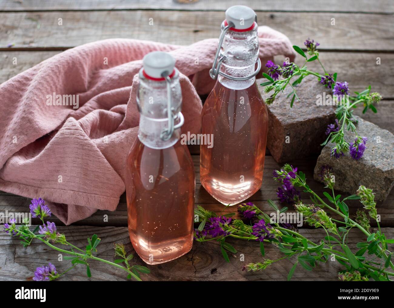Sirop de lavande frais dans des bouteilles de conservation décoratives remplies de bois Banque D'Images