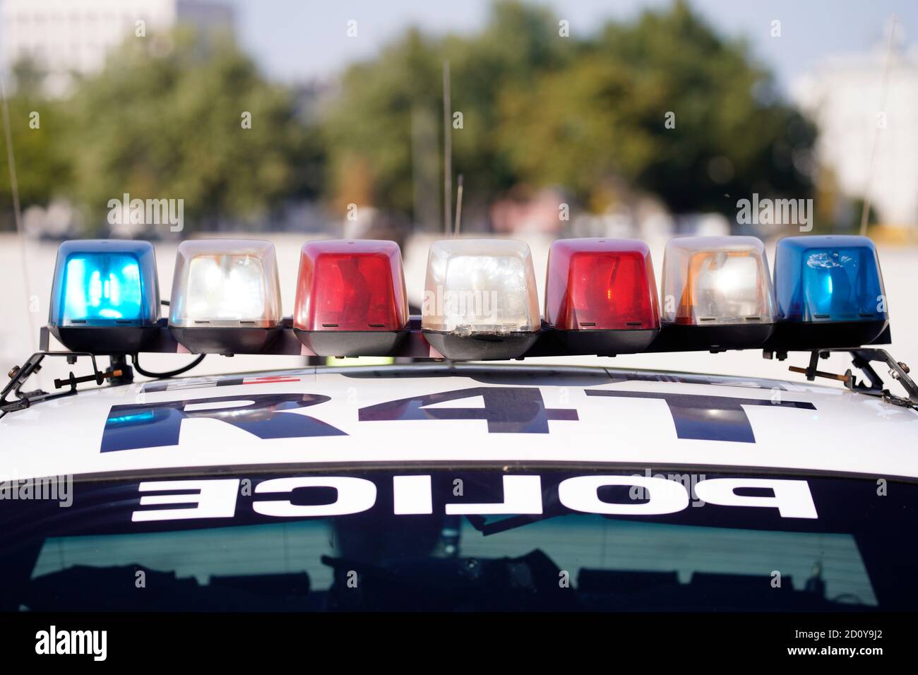 Des sirènes de lampe de poche sont vues sur une voiture de police Lincoln Crown Victoria à Varsovie, en Pologne, le 3 octobre 2020. Samedi dans les enthousiastes se sont réunis avec thei Banque D'Images