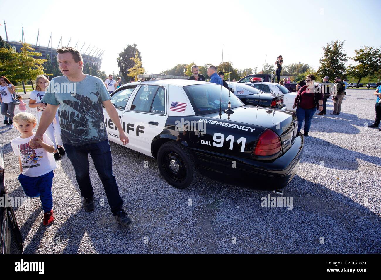 Varsovie, PL. 03ème octobre 2020. Les visiteurs se rendent à l'American police car Parade à Varsovie, en Pologne, le 3 octobre 2020. Samedi dans les enthousiastes se sont rassemblés avec leurs voitures de police américaines, bien connu des films pour les exposer et de conduire à travers la ville dans un défilé. (Photo de Jaap Arriens/Sipa USA) crédit: SIPA USA/Alay Live News Banque D'Images