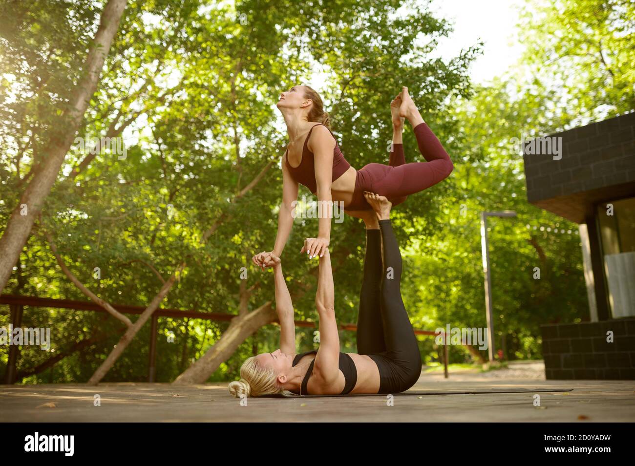 Petites amies faisant de l'exercice d'équilibre, yoga de groupe Banque D'Images