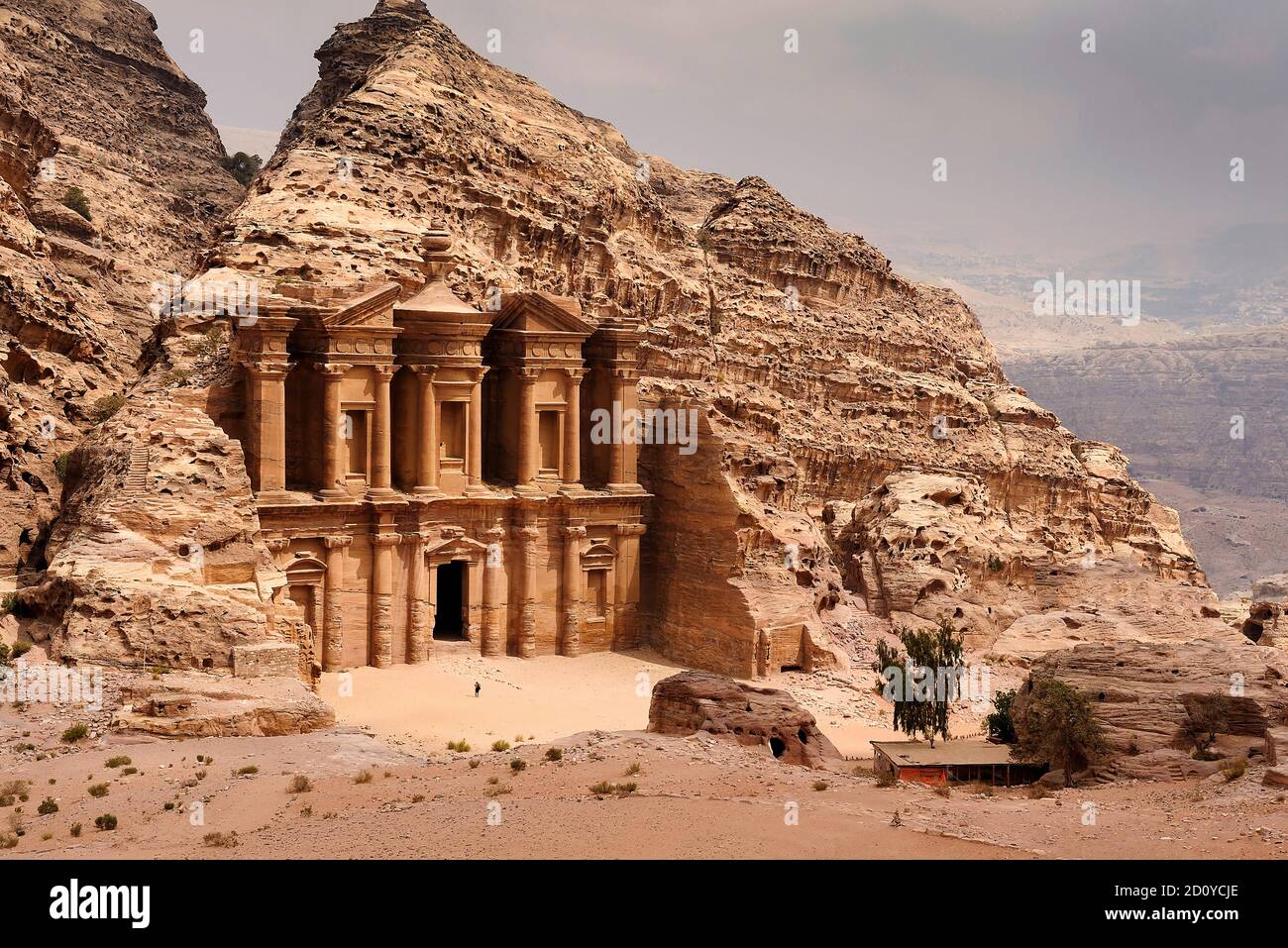 El Deir - le monastère de Petra, en Jordanie, avec une personne debout devant. Banque D'Images