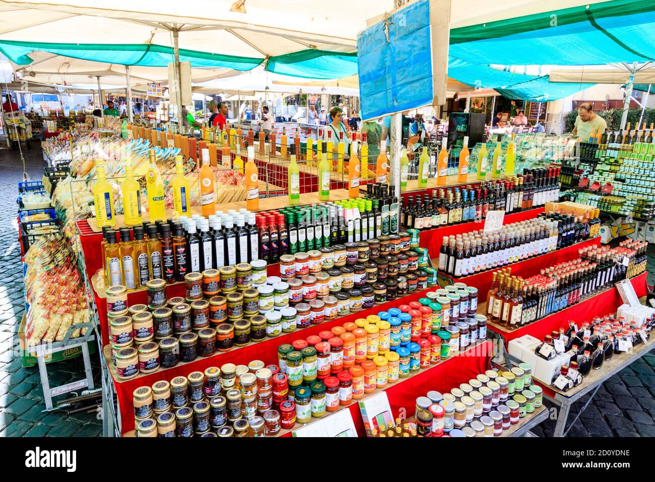 Sélection colorée d'huiles en bouteille et de pots de sauces de cuisson sur un marché dans le plus ancien marché de Rome à Campo dei fiori. Banque D'Images