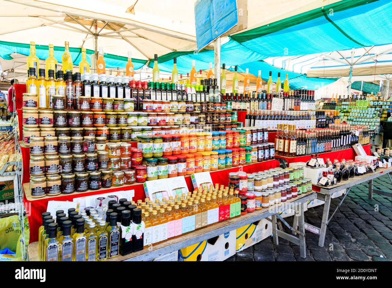 Sélection colorée d'huiles en bouteille et de pots de sauces de cuisson sur un marché dans le plus ancien marché de Rome à Campo dei fiori. Banque D'Images