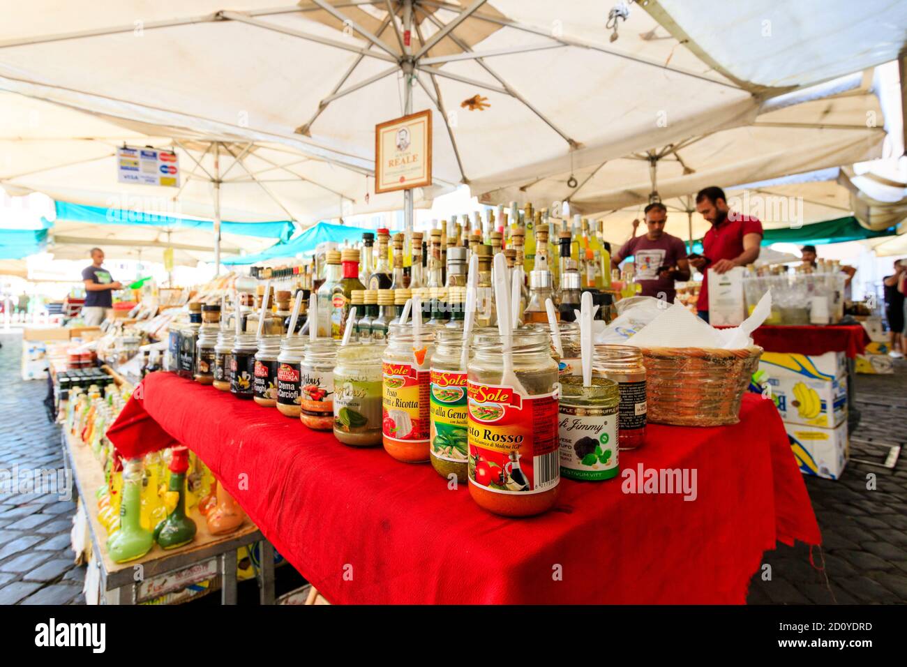 Sélection colorée de pots de sauces et d'huiles de cuisson en arrière-plan sur un marché dans le plus ancien marché de Rome à Campo dei fiori. Banque D'Images