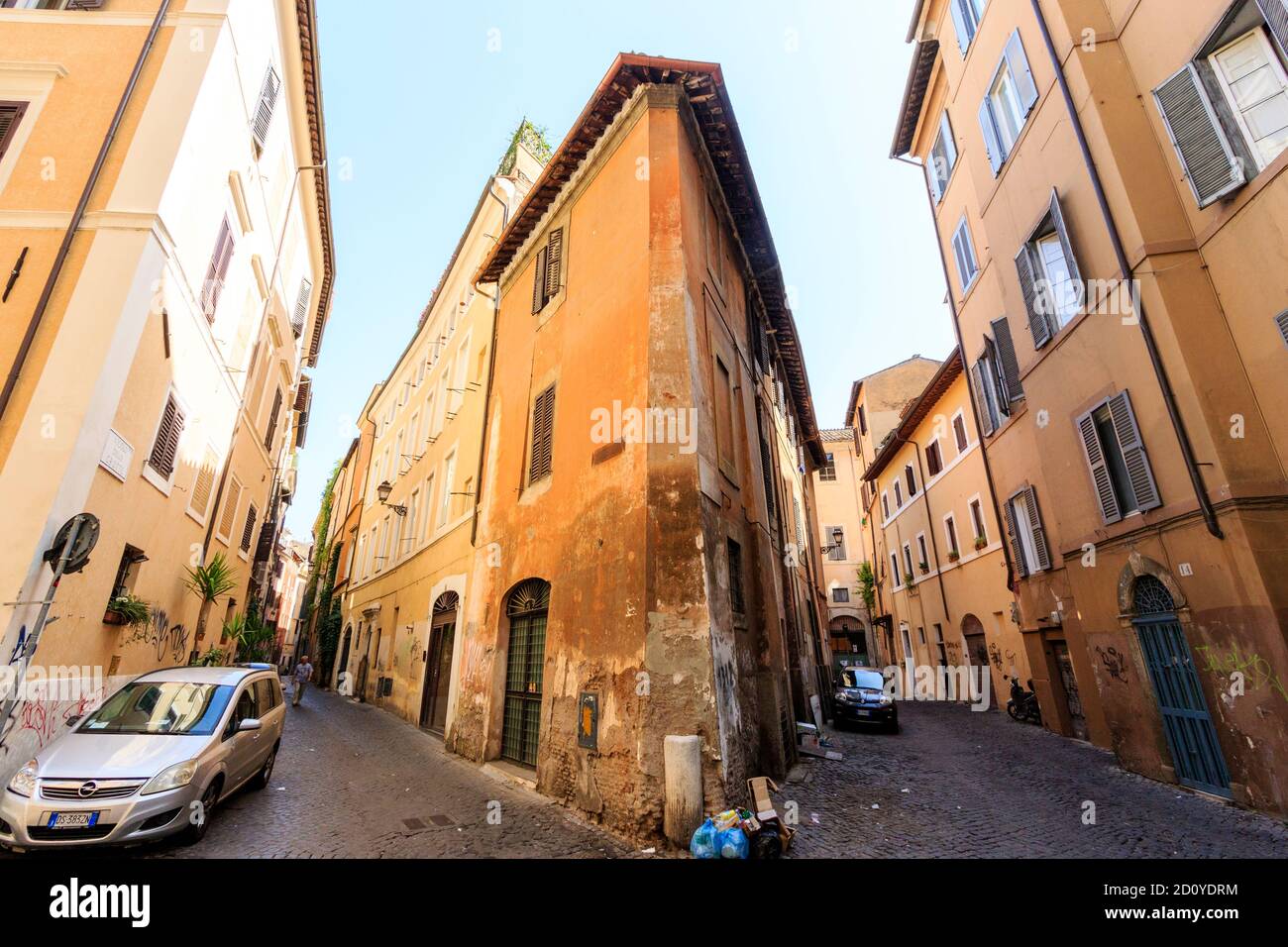 Bâtiment orange, beaucoup abîmé avec du plâtre en friche, à l'angle de la  via Capo di Ferro et de la Vicolo delle Grotte, deux rues pavées étroites.  Rome Photo Stock - Alamy