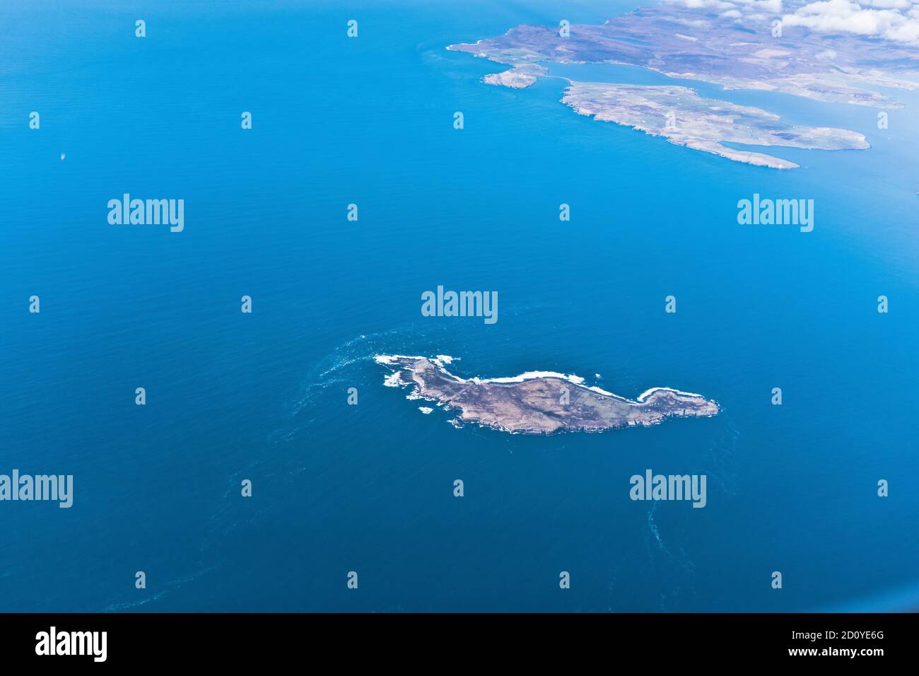 dh Iles écossaises Ecosse SWONA PENTLAND FIRTH vue aérienne de Depuis le haut de l'île, la côte d'Orkney Banque D'Images
