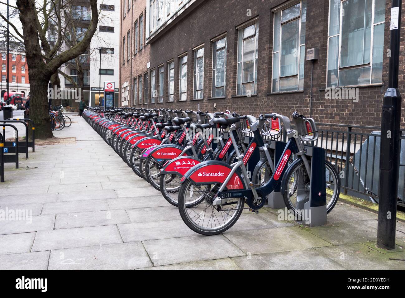 dh Vélo stand VILLE LONDRES ANGLETERRE UK Street voitures de voitures location angleterre vélos vélos vélos vélos vélos vélos parking rank rack Banque D'Images