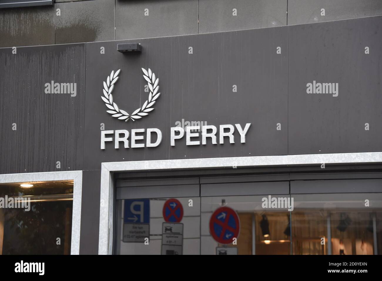 Cologne, Allemagne. 1er octobre 2020. Logo sur une branche du label de mode britannique Fred Perry, fondé par l'ancien joueur britannique de tennis de table, joueur de tennis et designer de mode Fred Perry crédit: Horst Galuschka/dpa/Alay Live News Banque D'Images