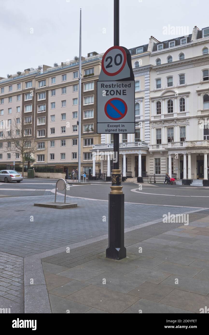 dh KENSINGTON LONDRES ANGLETERRE UK 20 mph signe de limite de vitesse panneaux de restriction pour le stationnement de voitures dans les zones à accès restreint Banque D'Images