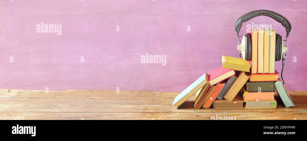 concept de livre audio avec grand tas de livres et écouteurs vintage, bon espace de copie Banque D'Images