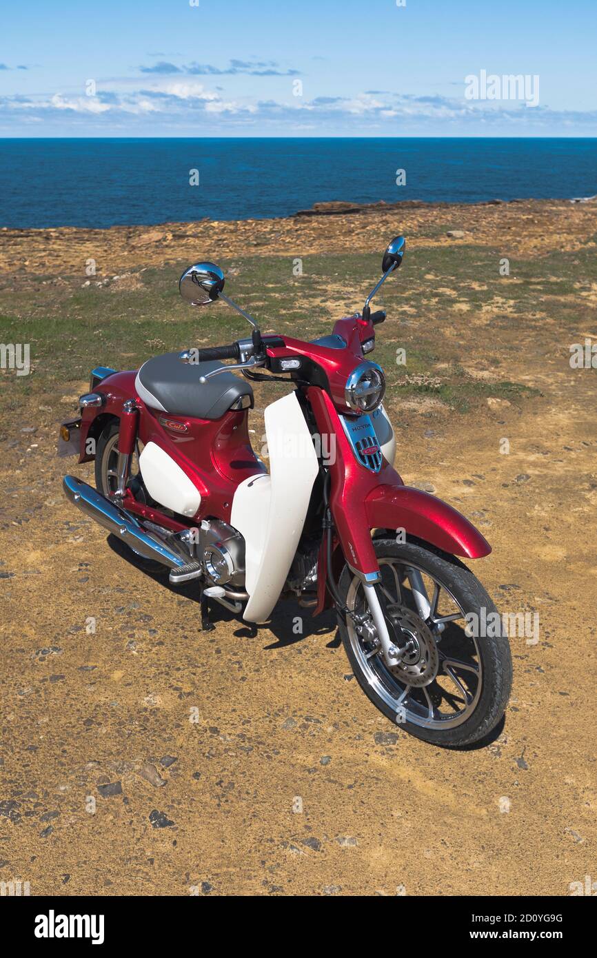 dh MOTO UK Honda super cub c125 rouge supercub Commuter moto Banque D'Images