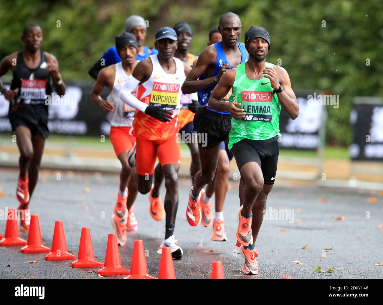 Sisay Lemma en Éthiopie (à droite) en action pendant la course d'élite des hommes pendant le marathon de Londres Virgin Money autour du parc St James'. Banque D'Images
