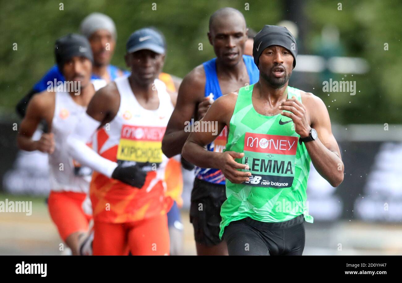 Sisay Lemma en Éthiopie (à droite) en action pendant la course d'élite des hommes pendant le marathon de Londres Virgin Money autour du parc St James'. Banque D'Images