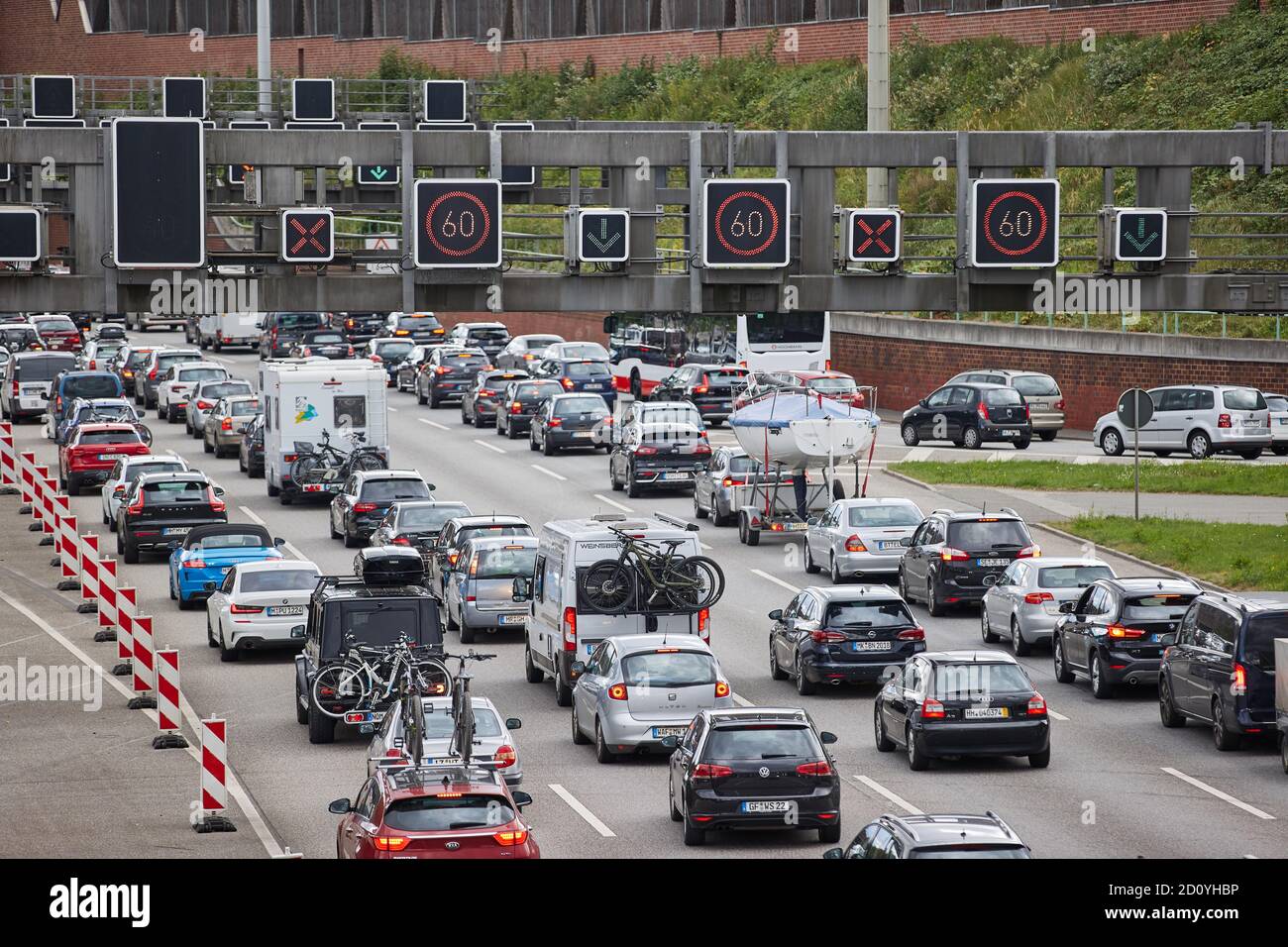 Hambourg, Allemagne. 04e octobre 2020. Le trafic vers le sud est bloqué en face du tunnel de l'Elbe sur l'autoroute 7. Credit: Georg Wendt/dpa/Alay Live News Banque D'Images