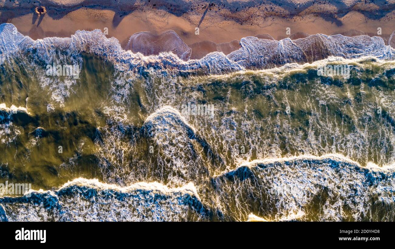 Vue aérienne sur les vagues sur la plage de sable. Vagues de mer sur la ...