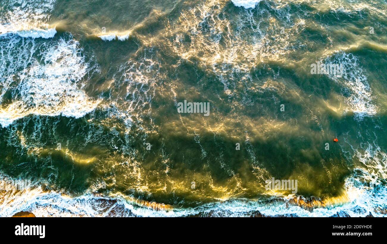 Vue aérienne sur les vagues sur la plage de sable. Vagues de mer sur la ...