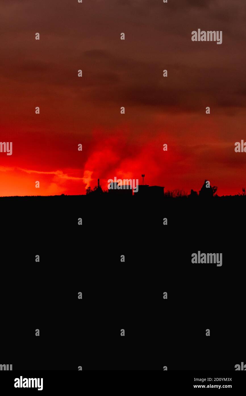 Ciel rouge sur zone industrielle Banque D'Images