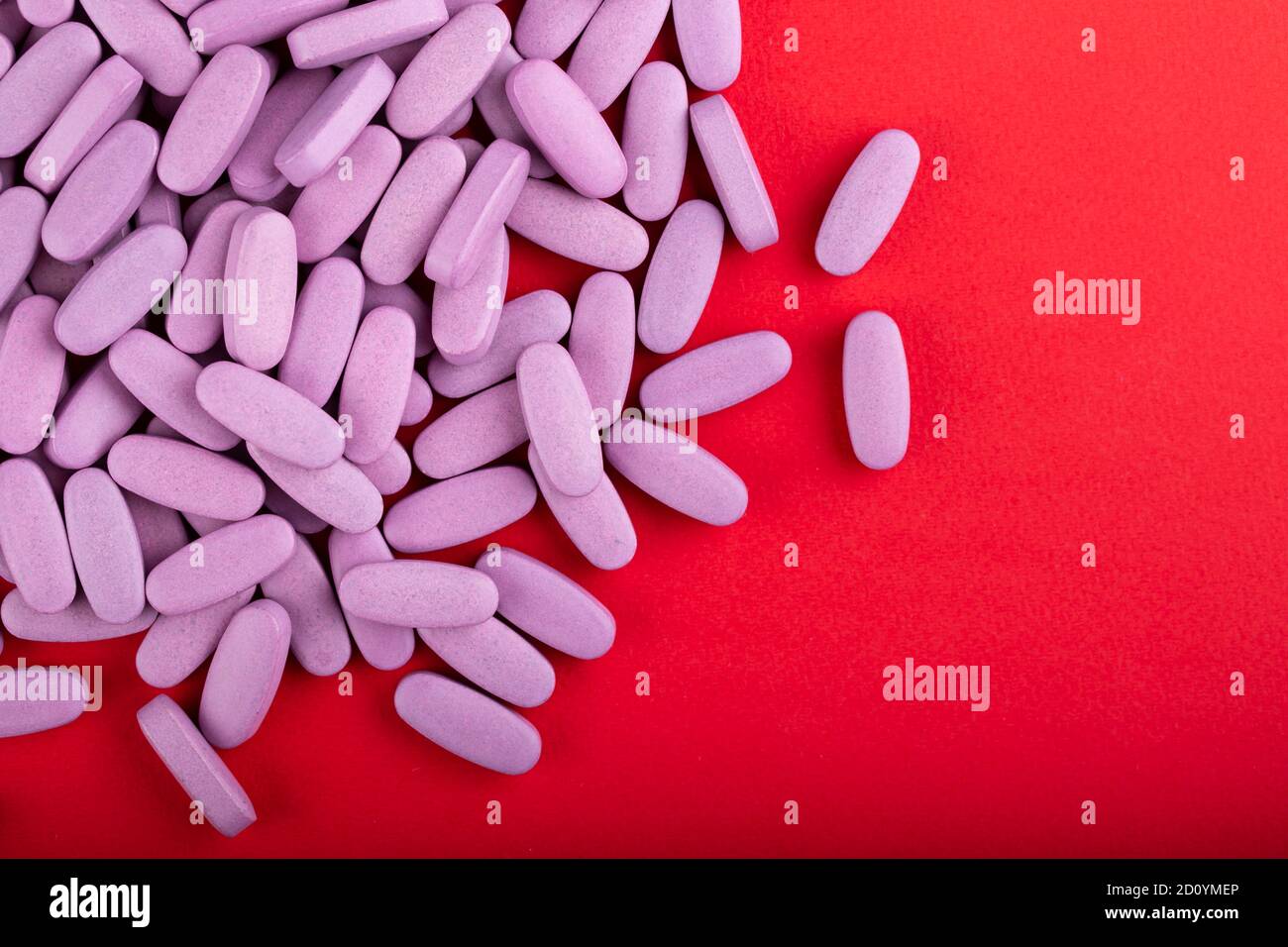 Beaucoup de pilules de médecine rose. Espace pour le texte. Médecine concepts créatifs. Style minimaliste avec toile de fond en papier coloré. Banque D'Images