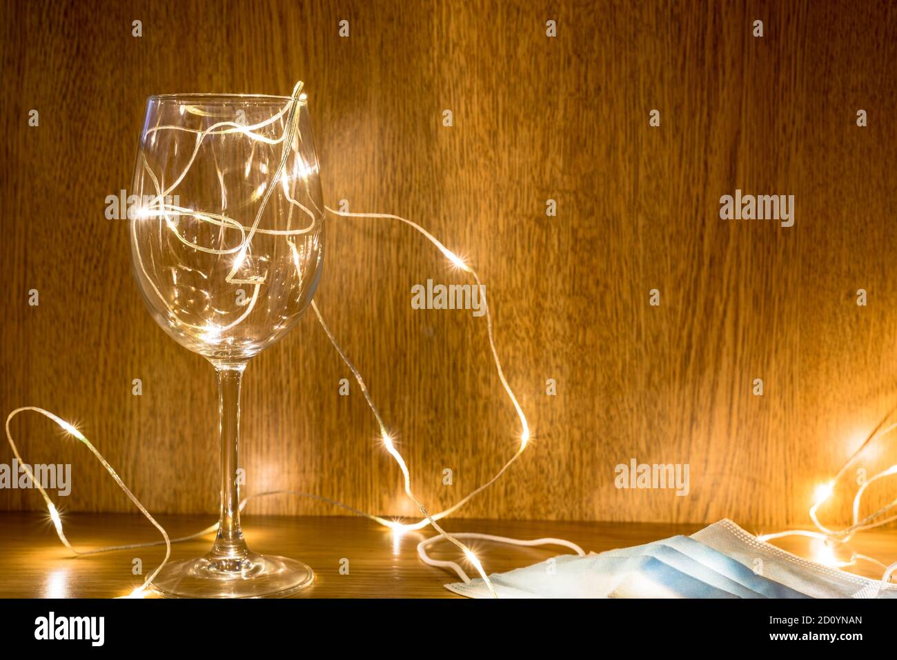 Lumières de fées avec masque chirurgical indiquant le couronnement de Noël Banque D'Images