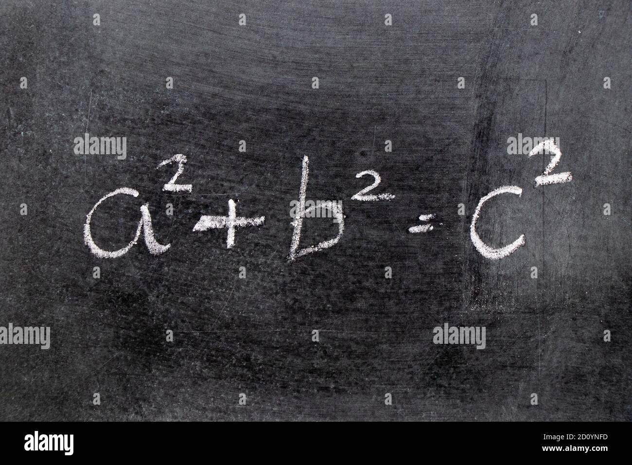 Écriture à la main en couleur blanche en formule mathématique (Théorème de Pythagore ou théorème de Pythagore) sur fond de tableau noir Banque D'Images